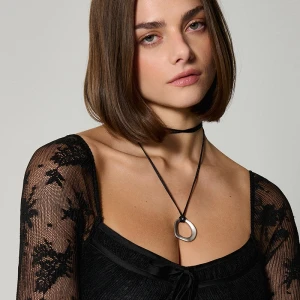 Naszyjnik na rzemyku z zawieszką w kolorze srebrnym House