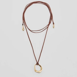 Naszyjnik na rzemyku z zawieszką w kolorze złotym House