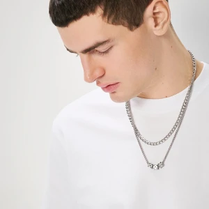 Naszyjnik z zawieszkami w kształcie kości do gry House