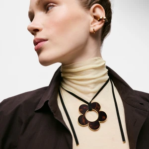 Naszyjnik Ze Stali W Kolorze Złotym I Szylkretową Żywicy Z Czarnym Sznurkiem I Motywem Kwiatu 60 Mm Tous Galaxy - Tous Rozmiar