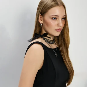 Naszyjniki z kryształkami i kokardką 4-pak House