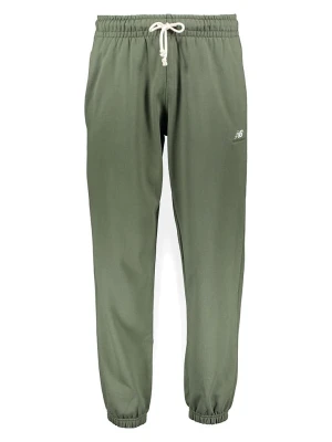 New Balance Spodnie dresowe "Athletics Remastered" w kolorze khaki rozmiar: M