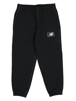 New Balance Spodnie dresowe "Essentials" w kolorze czarnym rozmiar: 146