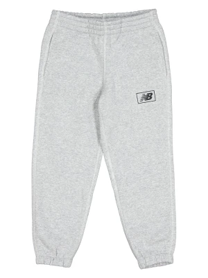 New Balance Spodnie dresowe "Essentials" w kolorze szarym rozmiar: 140