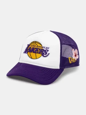 New Era czapka z daszkiem NBA Flower Trucker Lakers kolor fioletowy z aplikacją 60595278