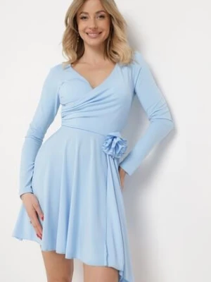 Niebieska Asymetryczna Sukienka Koktajlowa z Odpinaną Kwiatową Broszką Grangerra allyson