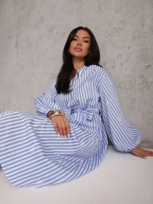 Niebieska Bawełniana Sukienka o Pudełkowym Kroju z Haftem i Wiązanym Paskiem Guineney bisou's project