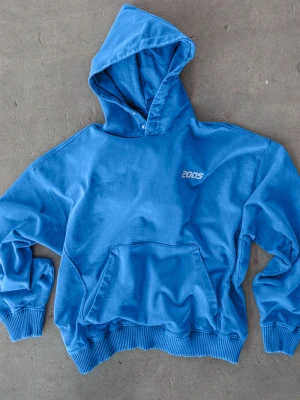 2005xReporter Niebieska bluza BOXY z kapturem