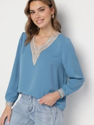 Niebieska Bluzka w Rustykalnym Stylu z Koronką i Dekoltem w Serek Gonlira j&x