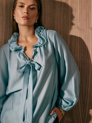 Niebieska bluzka z żabotem i bufiastymi rękawami TARANKO