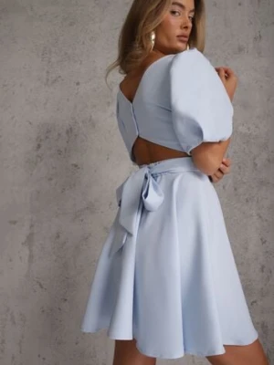 Niebieska Elegancka Sukienka z Bufiastymi Rękawami Odkrytymi Plecami i Wiązaniem Haritte Vices