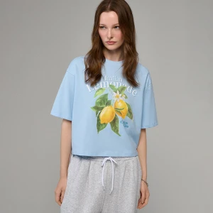 Niebieska koszulka z nadrukiem cytryn z napisem Lemoniade House