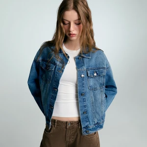 Niebieska kurtka jeansowa o luźniejszym kroju House