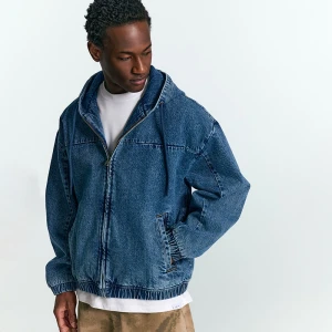 Niebieska kurtka jeansowa z kapturem House