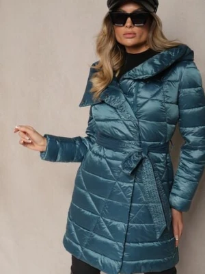 Niebieska Kurtka Pikowana o Długim Kroju z Kapturem Ozdobiona Wiązaniem w Talii Anselith ann gissy