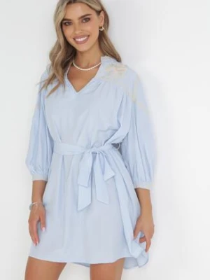 Niebieska Pudełkowa Sukienka z Haftem i Wiązanym Paskiem Corothee bisou's project