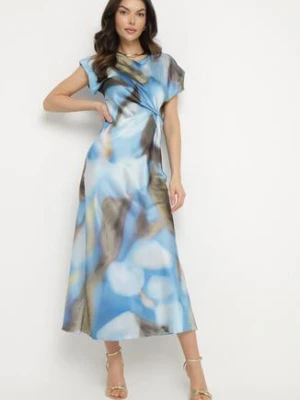 Niebieska Rozkloszowana Sukienka w Abstrakcyjny Print z Ozdobnym Marszczeniem Tillanara allyson