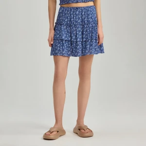 Niebieska spódnica mini w kwiaty z wszytymi spodenkami House