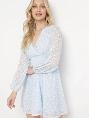 Niebieska Sukienka Koktajlowa z Gumką w Pasie i Geometrycznym Wzorem na Siateczce Actipisa jus de pom