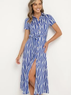 Niebieska Sukienka Koszulowa w Geometryczny Wzór Zapinana na Guziki z Materiałowym Paskiem Thilea by swan