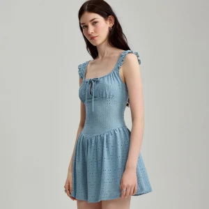 Niebieska sukienka mini z haftem i wszytymi spodenkami House