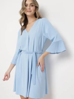 Niebieska Sukienka Mini z Paskiem w Talii i Plisowanymi Rękawami Urssalia