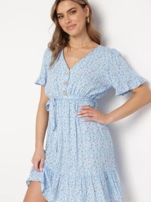 Niebieska Sukienka Mini z Wiskozy Ozdobiona Falbanką w Kwiatowy Wzór Ravenina cflo