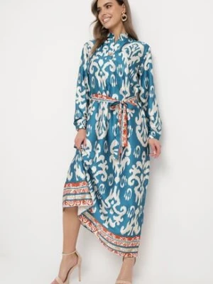 Niebieska Sukienka Satynowa o Pudełkowym Fasonie Wiązana w Talii w Ornamentalny Wzór Narosa m&d fashion