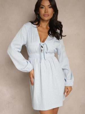 Niebieska Wiązana Rozkloszowana Sukienka z Ozdobnym Tłoczeniem Falretia retro & icone