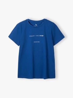 Niebieski dzianinowy t-shirt dla chłopca z napisem Enjoy the now Lincoln & Sharks by 5.10.15.