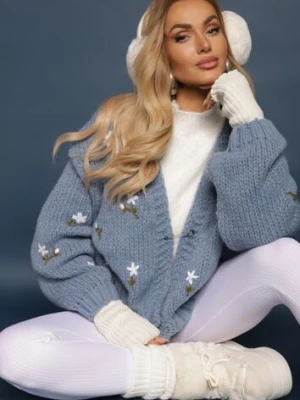 Niebieski Kardigan w Kwiatowe Aplikacje z Zapięciem na Elegancką Agrafkę Patista acajo