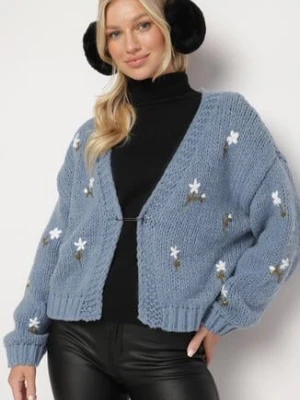 Niebieski Kardigan w Kwiatowy Wzór Zapinany na Ozdobną Agrafkę Patinita acajo