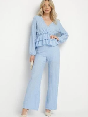 Niebieski Komplet z Tłoczonej Tkaniny Kopertowa Bluzka z Falbanką i Spodnie Hilinne jumelle