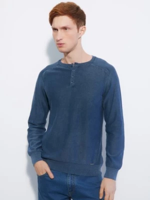 Niebieski sweter męski z guzikami OCHNIK
