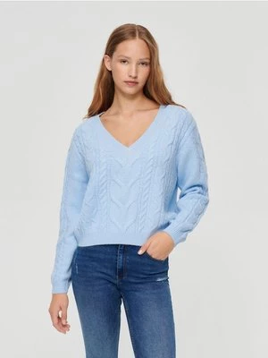 Niebieski sweter z warkoczowym splotem House