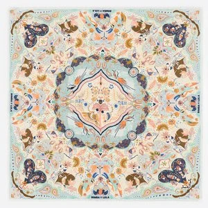 Niebieski szal z tropikalnymi ptakami w okrągłej kompozycji BIMBA Y LOLA