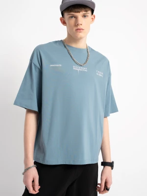 Niebieski t-shirt BOXY z minimalistyczną grafiką z przodu Reporter