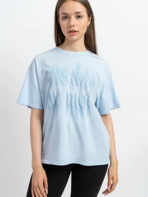 Niebieski t-shirt oversize z nadrukiem w tym samym kolorze z przodu Reporter