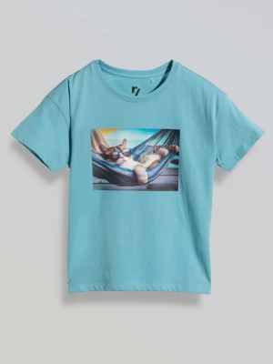 Niebieski t-shirt z kolorowym nadrukiem na wysokości piersi