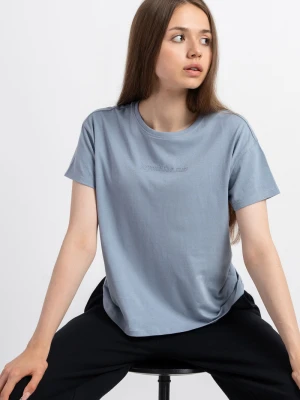 Niebieski t-shirt z minimalistycznym nadrukiem na wysokości piersi Reporter