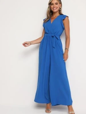 Niebieski Taliowany Kombinezon Koktajlowy z Paskiem w Talii i Falbanami przy Ramionach Vimarine lovery