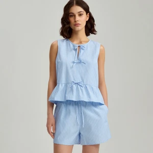 Niebieski top w paski z kokardkami i falbanką House