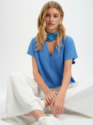 Niebieski top z dekoltem w serek Top Secret