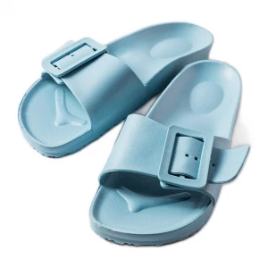 Niebieskie gumowe klapki z klamerką Nelm Inna marka