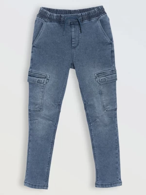 Niebieskie jeansowe spodnie typu cargo z przestrzennymi kieszeniami