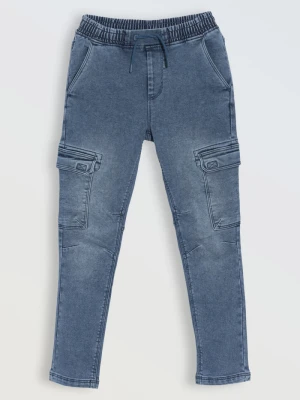 Niebieskie jeansowe spodnie typu cargo z przestrzennymi kieszeniami Reporter