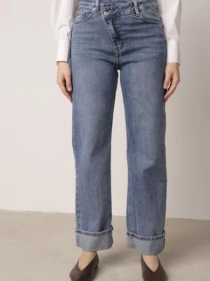 Niebieskie Jeansy Bawełniane z Asymetrycznym Zapięciem i Wywiniętymi Nogawkami Ellenesta