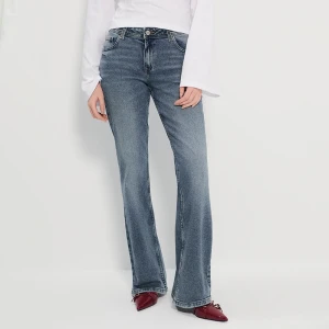 Niebieskie jeansy bootcut z niskim stanem House