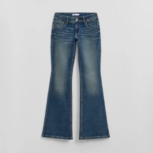 Niebieskie jeansy bootcut z niskim stanem House indigo jeans