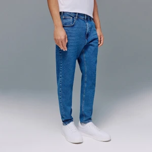 Niebieskie jeansy carrot fit House